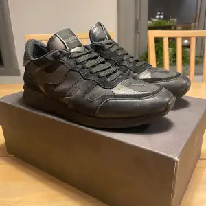 Säljer nu mina valentino rockrunners i storlek 41 men kan oxå passa 42 eftersom de är större i storleken. Dessa är perfekt nu till vintern.Box, och dustbag till och med extra skosnören ingår, skick 8/10 har ni den minsta funderingen är de bara att skriva. Jag tar även bytten ifall att ni har något till samma värde (priset är inte ristat i sten)