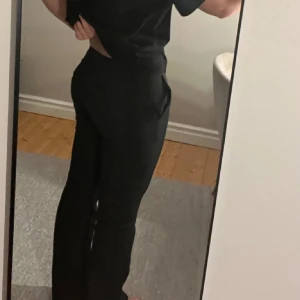 Bikbok kostymbyxor lågmidjade - Lågmidjade kostymbyxor från bikbok i modellen Vera, passar mig som är 173 perfekt i längden! Väldigt små i storleken 