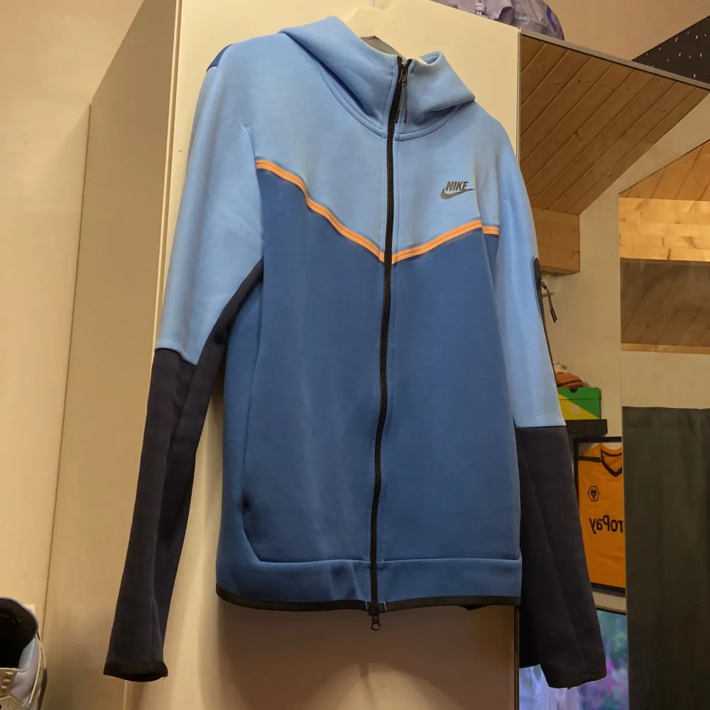 Nike tech flece Hoodie i storlek M. Mycket bra skick förutom de två fläckarna som förmodligen försvinner vid tvätt. Inte använd så mycket . Hoodies.