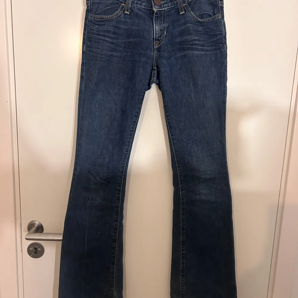 Gap jeans som knappt är använda då de e lite stora i midjan. Jag är 160cm lång och de är perfekta i längden för mig. Midjemåttet är ungefär 38 cm rakt över. . Jeans & Byxor.