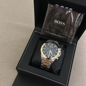 Helt ny Boss klocka Herr - Säljer en stilren Hugo Boss-klocka aldrig använd med plasten kvar. 