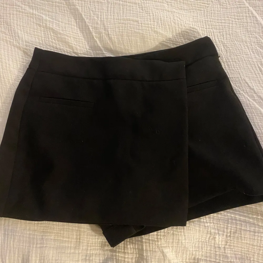 En fin shorts kjol från zara . Kjolar.