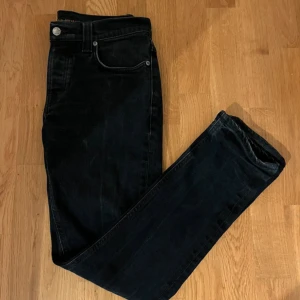 Nudie jeans W32 - Säljer dessa nudie jeansen, Storlek 32/32 men sitter ganska mindre i storlek. Modell grim tim. Dessa passar perfekt t dig som är mellan 170-175