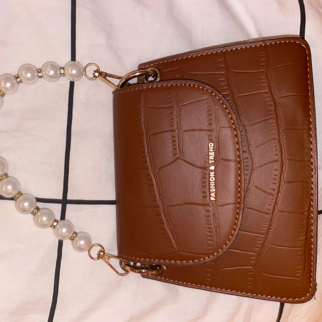 Brun axelväska med pärldetaljer