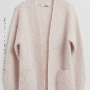 Stickad cardigan  - Säljer denna superfina mohair cardigan från & other stories 🤍den är i superbra skick knappt använd, säljer för den används för lite 💕 nypris ca 1300