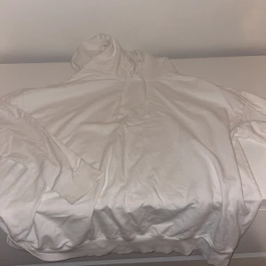 Vit hoodie - Säljer en vit hoodie i mycket bra skick. Jätte mjukt .st M från 157 lager .frakt 59kr