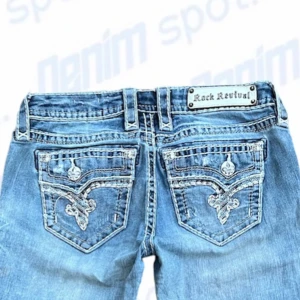 Rock Revival jeans - Storlek W26💙 Längd: 91 cm • midjebredd: 39 cm •  Innerbenslängd: 74cm • Lårbredd: 20 cm • benöppning: 17 cm • OBS! Färgen är mest lik passformsbilderna, liten ljus fläck på höger lår. Modellen är 163cm och brukar ha strl W27
