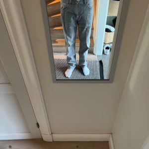 Grå jeans från Next - Säljer ett par grå jeans från Next i storlek 34xl. De har en klassisk straight fit och är i mycket bra skick. Perfekta för både vardag och fest! 🕺