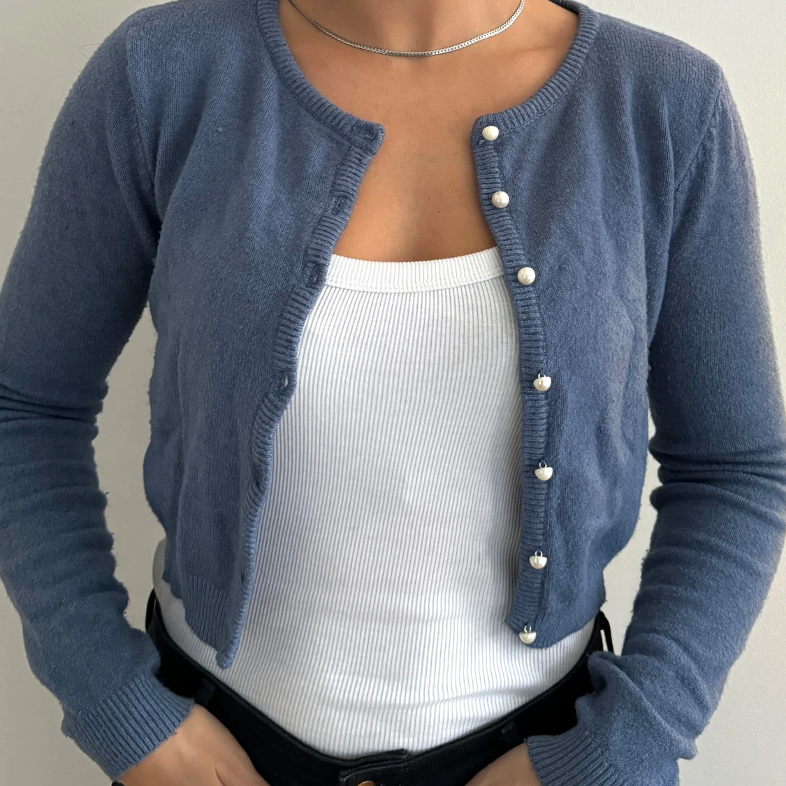 Blå kofta med pärlknappar