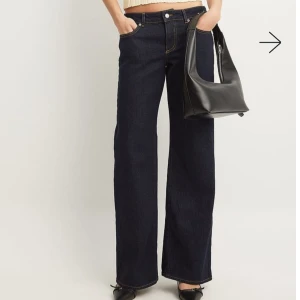 Jeans - Säljer dessa snygga NAKD jeans, mörkblåa i storlek 38. Använda en gång så som helt nya men de var för stora så inget fel. Nypris 699, säljer för 400kr💗pris diskuteras vid snabb affär