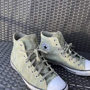 Säljer ett par gröna Converse All Star sneakers i bra skick. De har klassisk hög modell med snörning och vit tåhätta. Perfekta för vår och sommar, och funkar till nästan alla outfits. Lite använda men fortfarande snygga och bekväma!