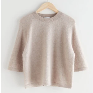 Stickad topp  - Säljer min stickade tröja från & Other Stories i alpackablandning. Tröjan är som ny och säljs eftersom den inte kommer till användning. Nypris är 790kr. Kan tänka mig gå ner i pris. Inte min bild, kom privat för egna bilder!💌