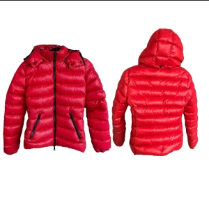 Moncler jacka  - Säljer min röda moncler jacka i modell baddie i storlek1. Den är i ganska bra skick men några små fläckar på ryggen som knappt syns och en vid kragen. Jackan köptes i 2023.