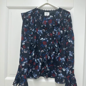 Erdem blus blommig i siden - Säljer denna blusen i äkta siden från hm x ERDEM🥰 Aldrig använd! 