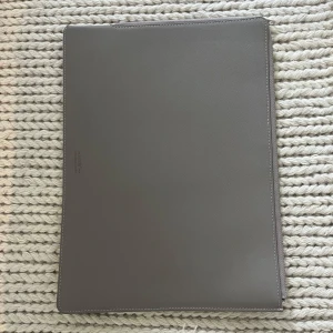 Grå datorväska från Holdit - Snyggt gråt datafodral från Holdit.      Passar perfekt för både jobb och skola.