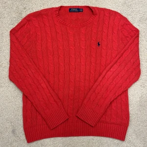 Röd Kabelstickad Tröja från Polo Ralph Lauren - Märke: Ralph Lauren Storlek: Medium Färg: Röd Skick: Mycket Bra