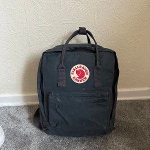  Fjällräven ryggsäck - Säljer en klassisk mörkblå Fjällräven Kånken ryggsäck. Använt skick men fortfarande fullt funktionsduglig! 