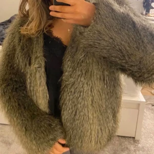 Pälsjacka! - Säljer min pälsjacka då den inte kommer till användning ❤️ Lånad bild. 