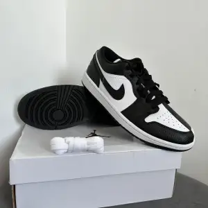 Jordan 1 Low Invert Black White | Storlek: 41 | Pris: 1250 | Helt Nya med Box och Kvitto