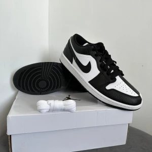 Jordan 1 Low Invert Black White - Jordan 1 Low Invert Black White | Storlek: 41 | Helt Nya med Box och Kvitto