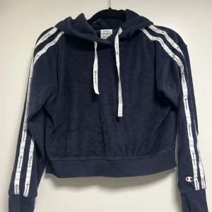 Kort hoodie - Kort champion hoodie storlek XS, oanvänd. Pris 200kr