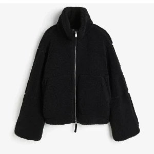 Teddyjacka / pilejacka - Helt oanvänd. Köpt här på plick (därav det höga priset). Fodrad insida.   Går bra att trycka på köp nu om man är intresserad