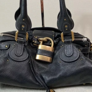 Chloe Paddington!! - Intressekoll på min jättefina vintage Chloe paddington! Pris kan diskuteras vid snabb affär. Köpt i början av året och knappt använts. Superfint skick! Svart äkta läder med guld hardware. självklart äkta (äkthetsbevis finns). Mycket eftertraktad!💕💕
