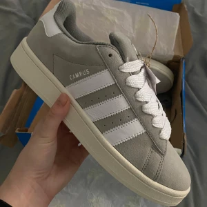 Grå skor  - Säljer ett par snygga grå skor i nytt skick. De är helt nya. fler bilder vis intresse kan skickas. Storlek 43 