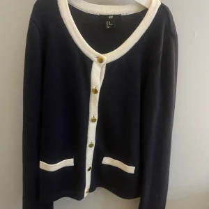 Kofta - Säljer denna fina hm koftan, ej till salu längre. Inga defekter. Skriv för frågor eller bilder på💕