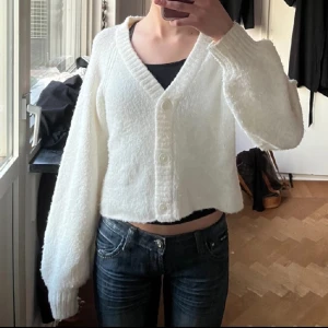 Cardigan från Gina Tricot - Jättehärlig cardigan från Gina Tricot, (Gina young) Okej/bra skick. Storlek 152 men passar mig som har xs/s i storlek. Pris är diskuterbart!🤍🤩