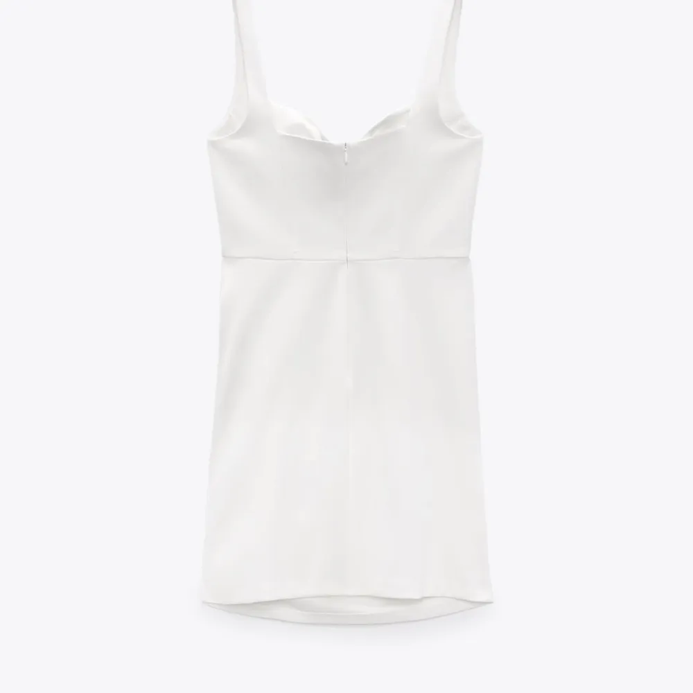 Säljer en superfin vit klänning i tight passform. Den är ärmlös med smala axelband och har en elegant drapering på sidan. Perfekt för sommarens fester eller en utekväll. Klänningen är i ett mjukt och stretchigt material som formar sig snyggt efter kroppen. Passar väldigt bra till personer som har smal byst. . Mekot.