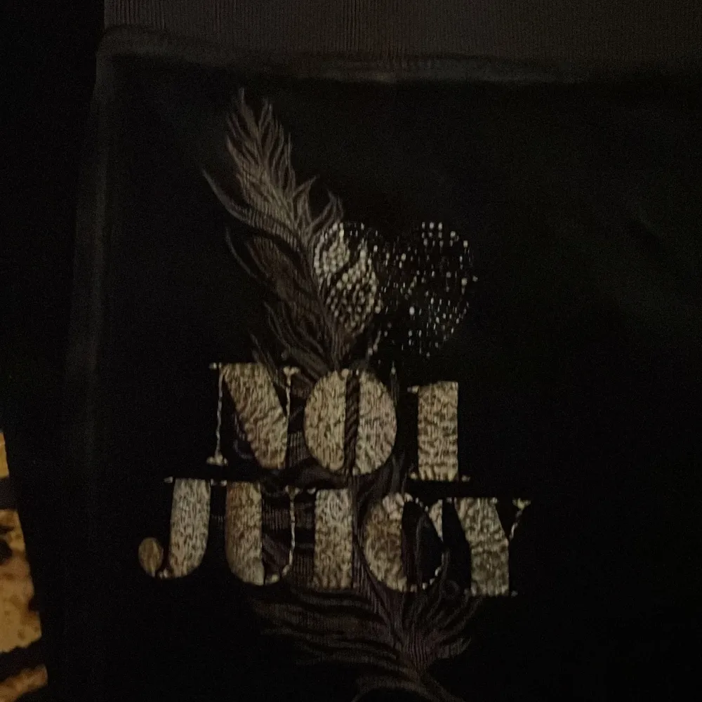 Skitsnygga trackpants från juicy i den gamla modellen, texten ”NO 1 JUICY” pryder benet🤗🎀 säljer eftersom de är för stora. Hoppas kunna hitta någon som kan älska de lika mycket som jag😉💋 . Jeans & Byxor.