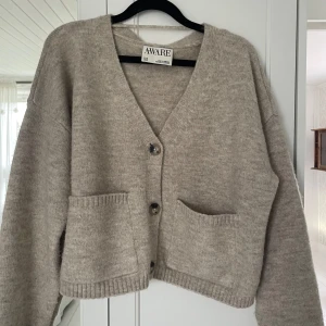 Stickad Kofta - Stickad kofta från AWARE, använd 1 ggn. Storlek Xs. Köpt för 500kr