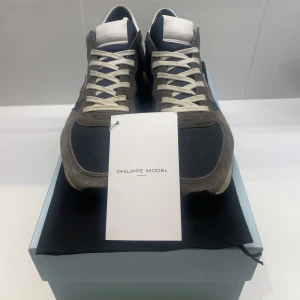 Philippe model skor - Säljer nu ett par sjukt snygga Philippe model skor i nyskick, köpta nya och sparsamt använda. Allt og medföljer, så som påse, box, och tag. Skriv privat vid frågor eller funderingar.