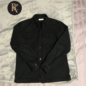 Overshirt - Säljer denna riktigt snygga overshirt som är perfekt nu till hösten i storlek M, det är bra skick förutom knappen på vänstra ärm utöver det inga defekter! Hör av er för fler frågor!🤝