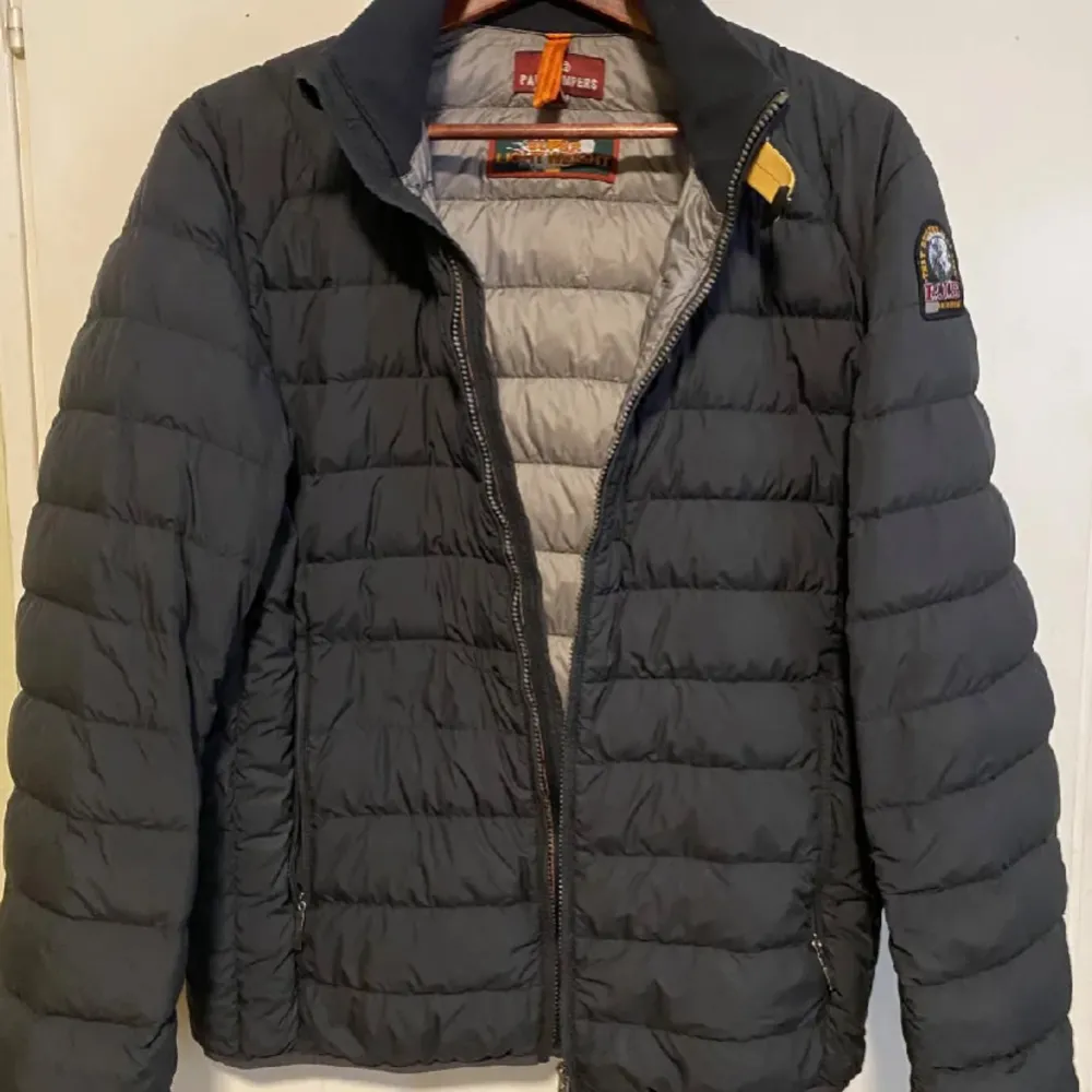 Hej, Säljer nu min parajumper jacka Då jag inte använder den längre den är i bra skick och är varm passar bra till höst,vår och vinter, hör av er vid frågor!. Takit.