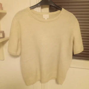 Stockholms stil tröja  - Säljer en mjuk tröja från H&M i strl M, den är använd en gång och tvättad en gång så den är ny! Lite noppriga på magen efter tvätten men inget som märks när man bär på den (kolla sista bilden) säljer den för 150kr + frakt! 