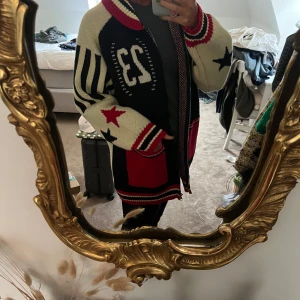 Jaded London jacka  - Säljer min helt oanvända Jaded London jacka/kofta. Råkade beställa 2 st🫣så nu säljer jag den ena. Storlek M/L men passar med som vanligtvis bär S/M och den kan göra en tråkig outfit mycket roligare. Perfekt nu till hösten/vintern. 🥰