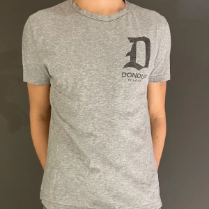 DONDUP T-SHIRT - Tja säljer nu denna vintage dondup t-shirten! | skick:9/10 | nypris:1800 | modell: dondup t shirt | pris kan diskuteras/ Tveka inte på att höra av dig vid ytterligare frågor samt fler/bättre bilder!☺️