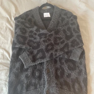 En skön och varm kofta - En skön och varm kofta passar perfekt nu när det börjar bli kallare ute. Köpt från carlings. Skicket på den är 10/10 inga skador eller missfärgningar. Det är en S men passar även M perfekt. Skriv vid intresse!!!! 