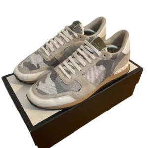 Valentino rockrunners - Valentino Rockrunners i väldigt bra skick! Hör gärna av er vid fler frågor! Bud ligger på 2400kr!