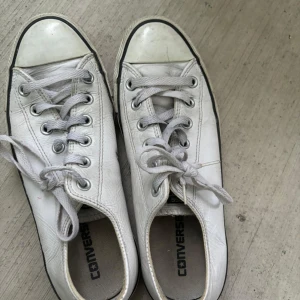 Vita Converse All Star sneakers - Säljer ett par klassiska vita Converse All Star sneakers i bra skick. Perfekta för vår och sommar, passar till nästan allt! Lite slitna men fortfarande snygga och bekväma.