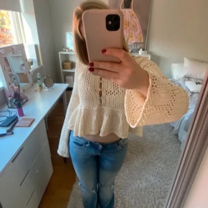 Beige stickad kofta - Superfin kräm vit stickad kofta med volangdetaljer och knappar framtill. Perfekt för vår och sommar. Passar både till jeans och kjol! #kofta #stockholmstil #vår #volang #blus 