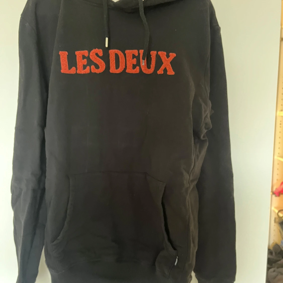 Svart hoodie från Les Deux