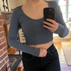 Långärmad topp från Pull&bear - Snygg, långärmad topp i en fin mellanblå från Pull&bear Storlek M men sitter mer som en S Ribbat material med lite längre ärmar