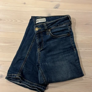 Mörkblå jeans - Jättefina mörkblåa jeans från Zara som tyvärr inte används. De är mid waist och bootcut💗