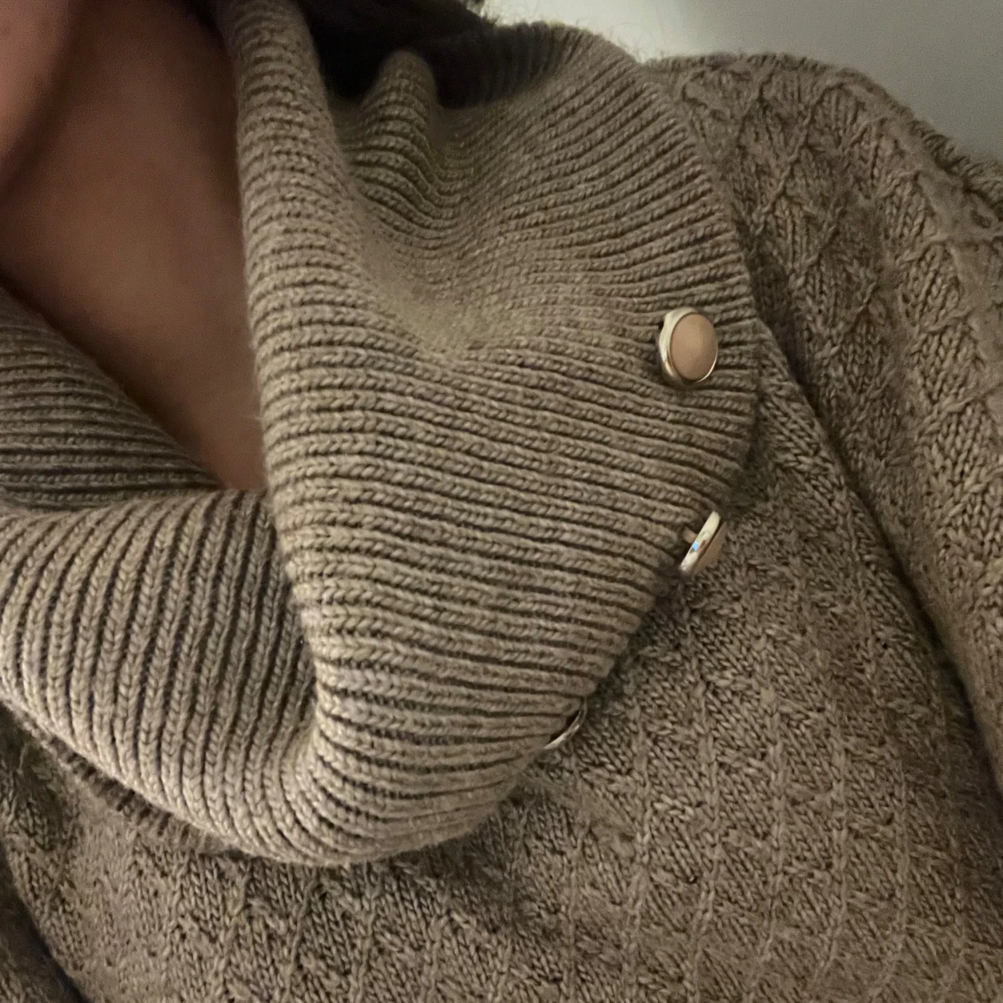 Beige stickad tröja med knappar - 92