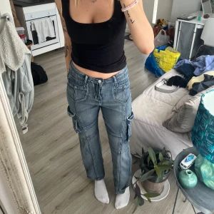 Jeans - Detaljerade jeans köpta på secondhand ifrån CHACHA. Tyvärr var byxorna för korta för mig (jag är 176cm) därav säljer jag dem. Hittar ej storleken men skulle säga att d passar S-M beroende på hur du vill att de ska sitta. Kontakta mig för frågor💗💗