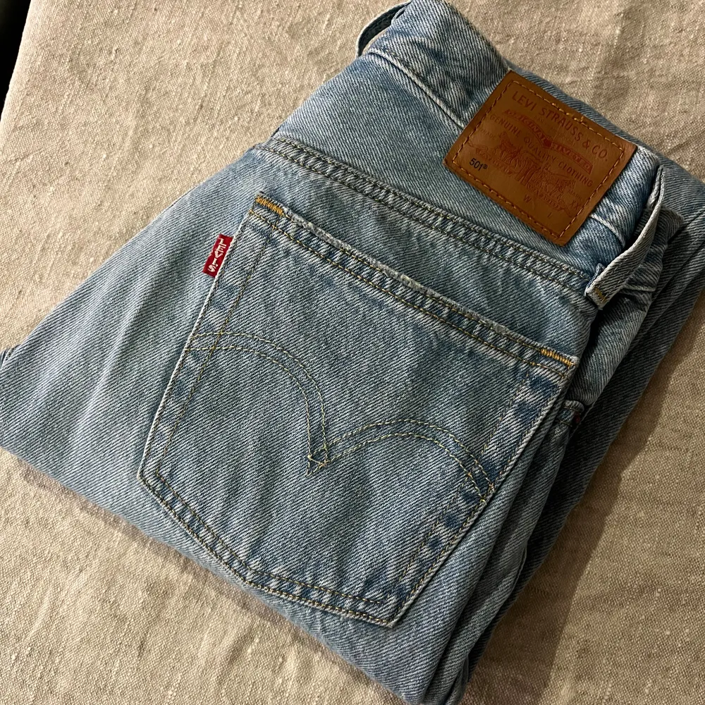 Säljer Levis jeans för killar. Finns inga tydliga täcken på användning, men de ser inte helt nya ut. Lägg gärna nya prisförslag   (Nypris 1149kr). Jeans & Byxor.