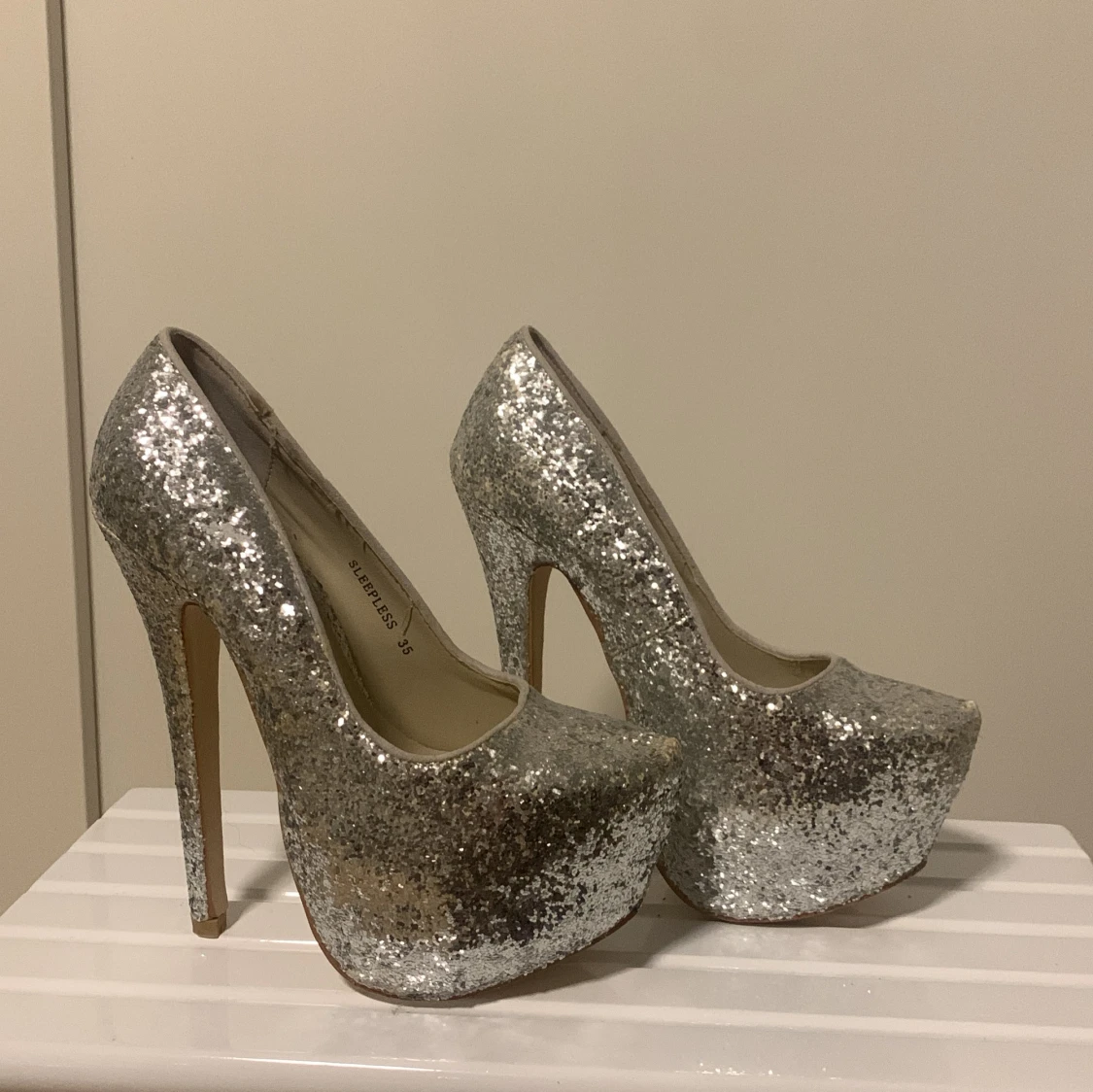 Silvriga glittriga pumps